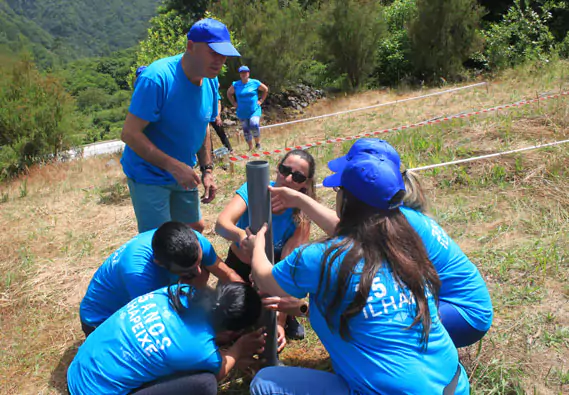 Um grupo de colaboradores da Ilhapeixe a fazer uma tarefa de team building.