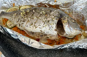 DOURADA EM PAPILLOTE COM LEGUMES E MOLHO DE LIMÃO